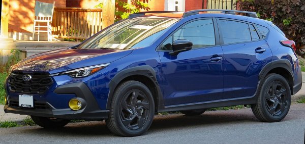 Subaru Crosstrek е 4x4 кросоувър с ъглова линия и силна офроуд натура. Има я благодарение на привличащите вниманието сурови пластмасови защити. Размерите са на среден автомобил с дължина 450 см, ширина 180 и височина 160 при междуосие 267 см. Багажникът е с вместимост 328 литра. Единственият наличен двигател е 2.0 мек хибрид със 136 коня, комбиниран със CVT скоростна кутия. 

• Защита за възрастни: 83% .  Отлична за най-критичните зони на тялото. Има място за подобрение в защитата на гърдите на пътниците отзад. 

• Защита на децата: 90%.  Crosstrek постигна максимален резултат при тестове за челен и страничен удар. Има и система, която отчита деца в колата. Предните въздушни възглавници могат да бъдат автоматично деактивирани, за да позволят използване на детски столчета, обърнати назад. Поставянето на детски седалки е лесно благодарение на приставките Isofix/i-Size. 

• Уязвими участници в движението: 85% . Пешеходците и колоездачите могат да разчитат на добра защита благодарение на автономната спирачна система, която работи дори при ниски скорости. Няма функция за предотвратяване на отваряне на вратите. Защитата за уязвимите участници в движението е отлична за главата и крайниците, като има някои критични проблеми в зоните близо до колоните на предното стъкло. 

• Помощ при шофиране: 72% .  Пакетът, използван от Subaru, се нарича EyeSight и включва технологии като поддържане на лентата, наблюдение на състоянието на водача и адаптивен круиз контрол. Поведението на автоматичното спиране в сложни сценарии може да бъде подобрено, определено.